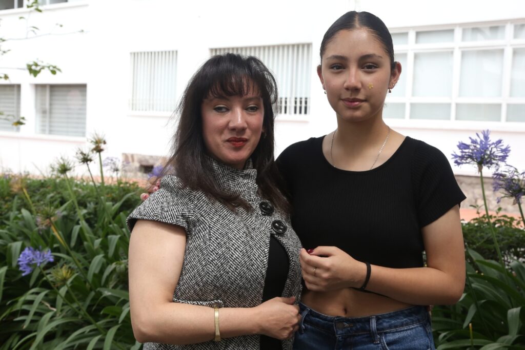 Dennys Suárez junto con su hija Samantha. 