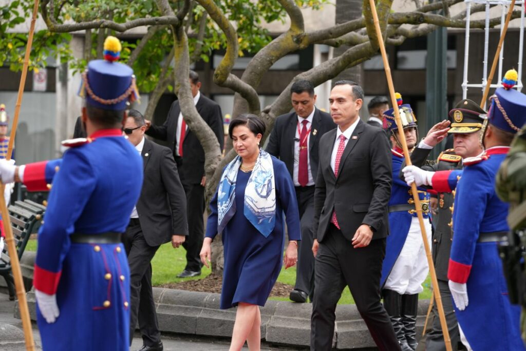 El presidente de Perú, José Jerí, colocó una ofrenda floral en la Plaza de la Independencia este viernes.