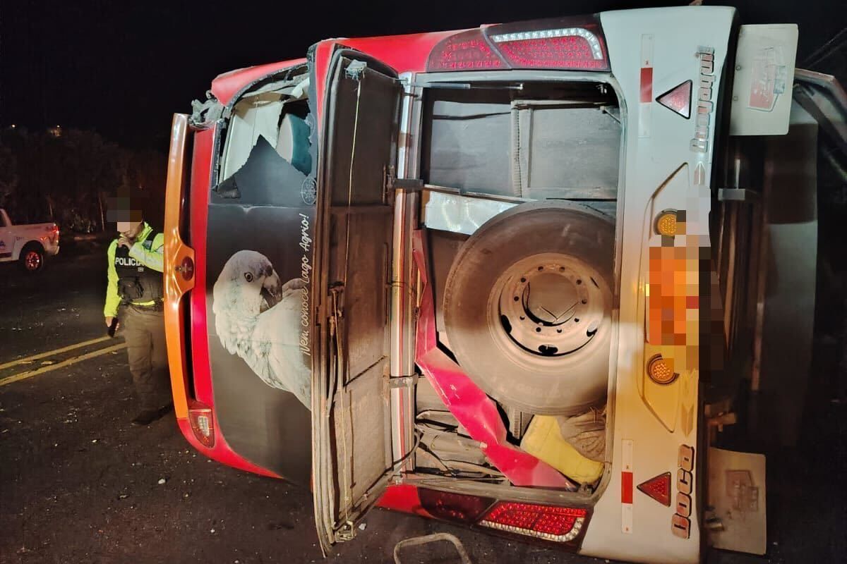 Volcamiento de bus interprovincial deja siete heridos en la vía Pifo ...