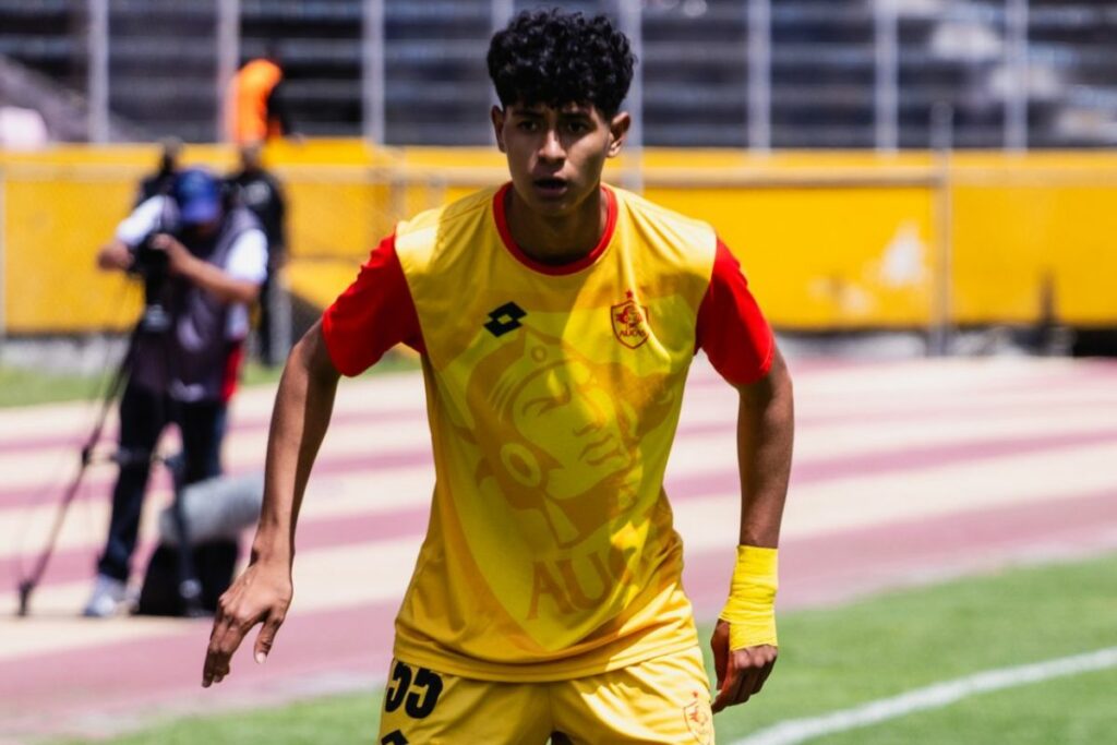 Virgilio Olaya en un partido con Aucas en 2025