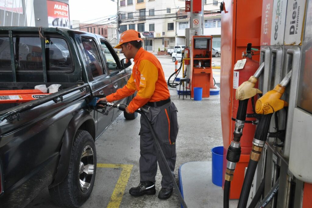 Ajuste de precios de combustibles en Ecuador a partir de diciembre 2025
