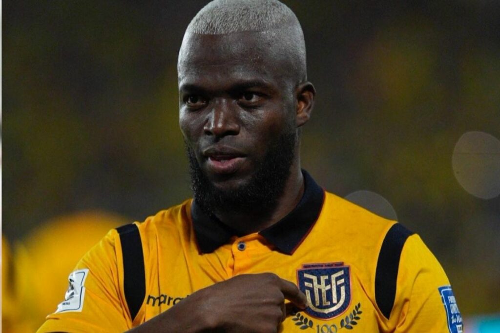 Enner Valencia en un partido de la Selección de Ecuador.