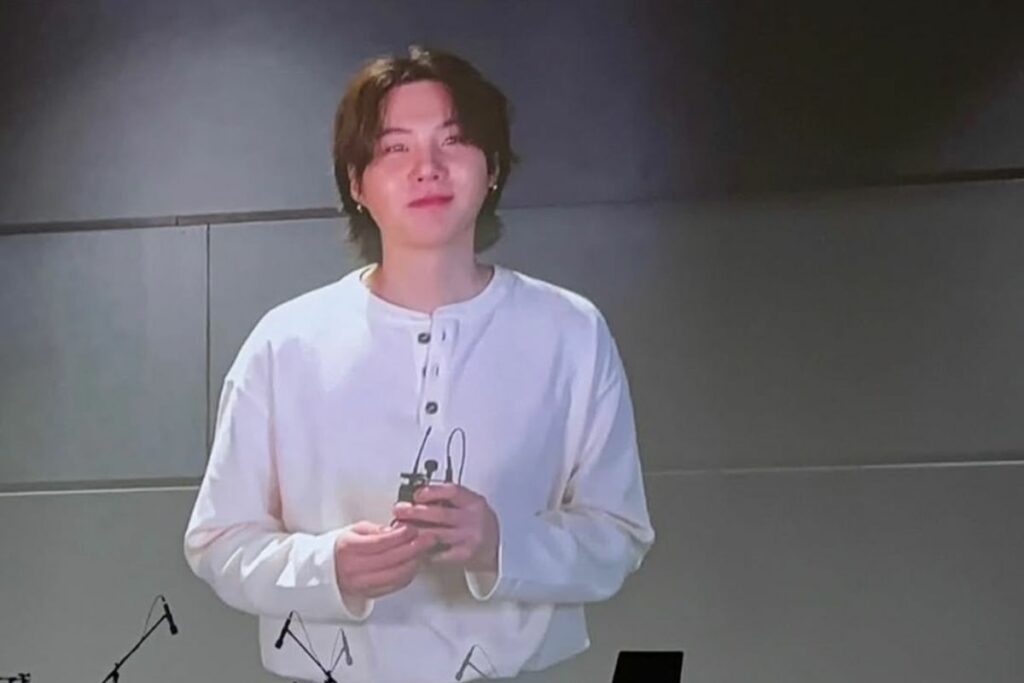 Momento en el que Suga de BTS dio el mensaje. 