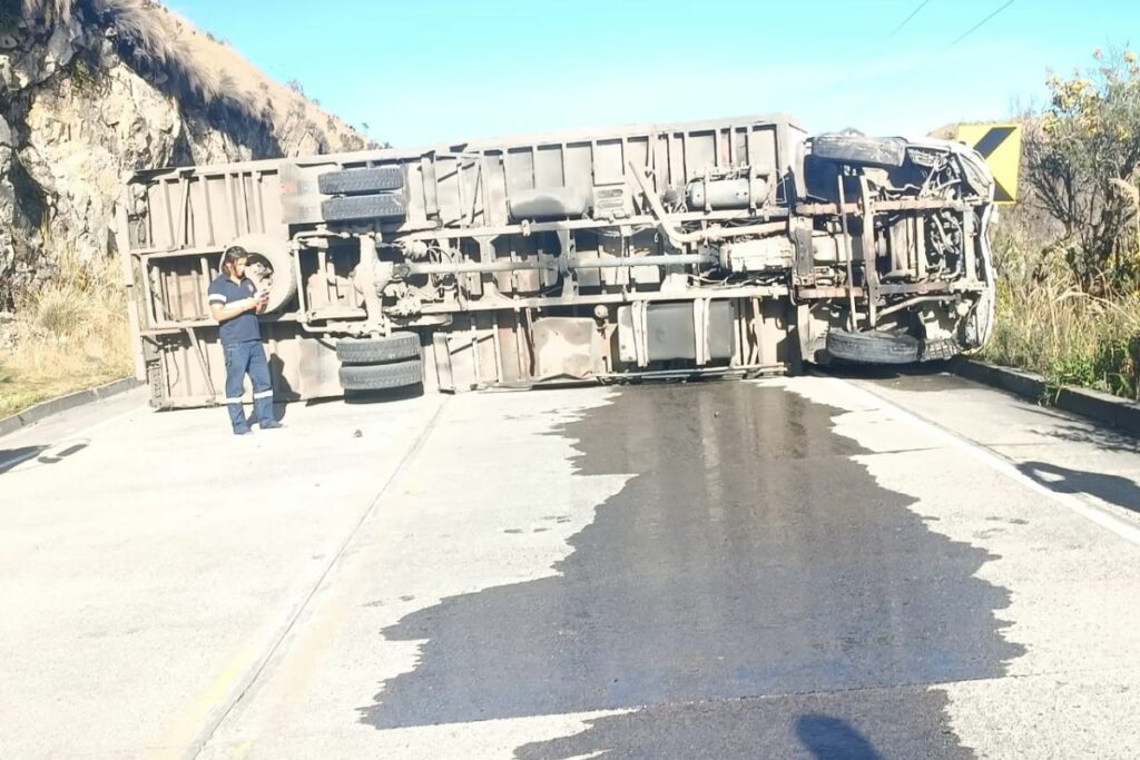 Camión volcado causa derrame de combustible en la Cuenca - Molleturo ...