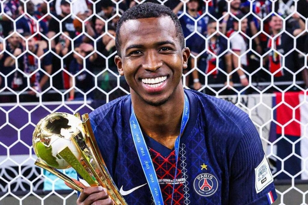 Willian Pacho tras haberse coronado campeón intercontinental con el PSG.