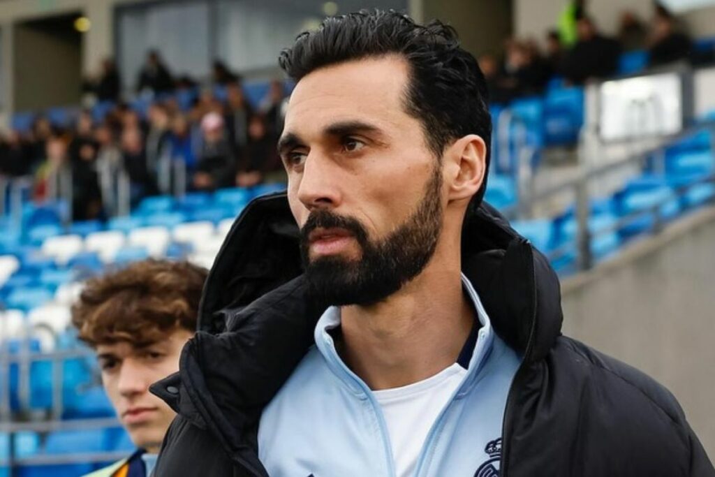 Álvaro Arbeloa asume como nuevo DT del Real Madrid tras la salida de Xabi Alonso.