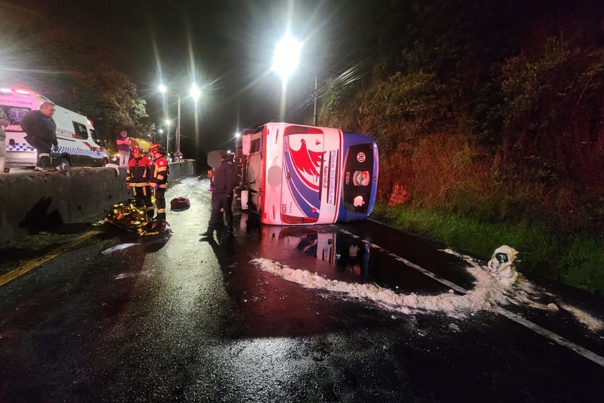 Volcamiento de bus deja 20 personas heridas en el sur de Quito este ...