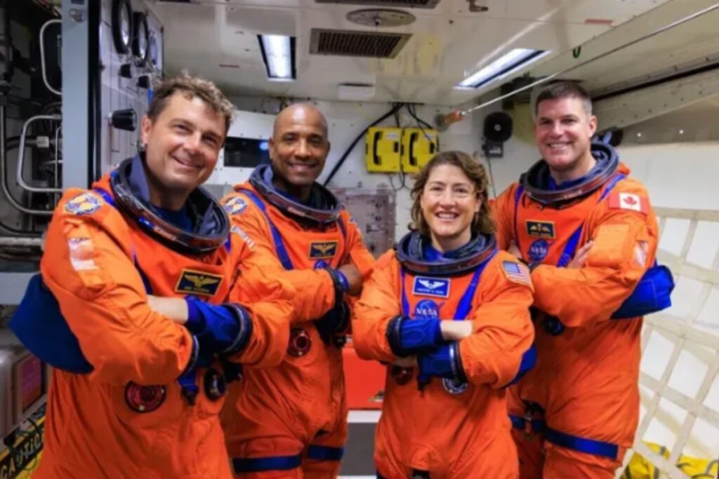Foto cedida por la NASA donde aparecen los astronautas Reid Wiseman (i), Victor Glover (c-i), Christina Koch (c-d), y el canadiense Jeremy Hansen (d) de la misión Artemis II. Foto: EFE/Josh Valcarcel/NASA
