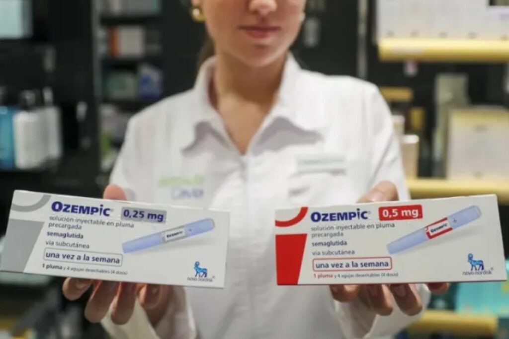Dos envases del medicamento Ozempic, que se prescriben para pacientes con obesidad. Foto: EFE