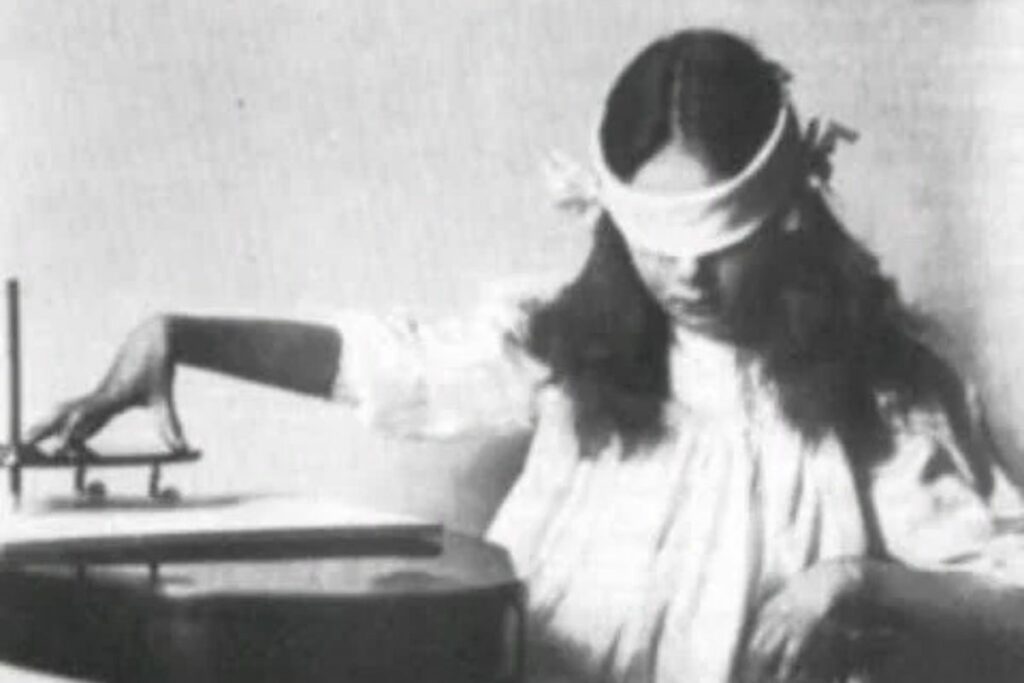 Nina Kulagina afirmaba tener poderes telequinéticos. 