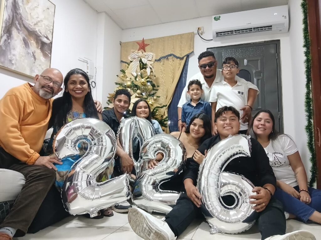 Alba Padrón junto con su familia recibiendo el nuevo año en Ecuador. 