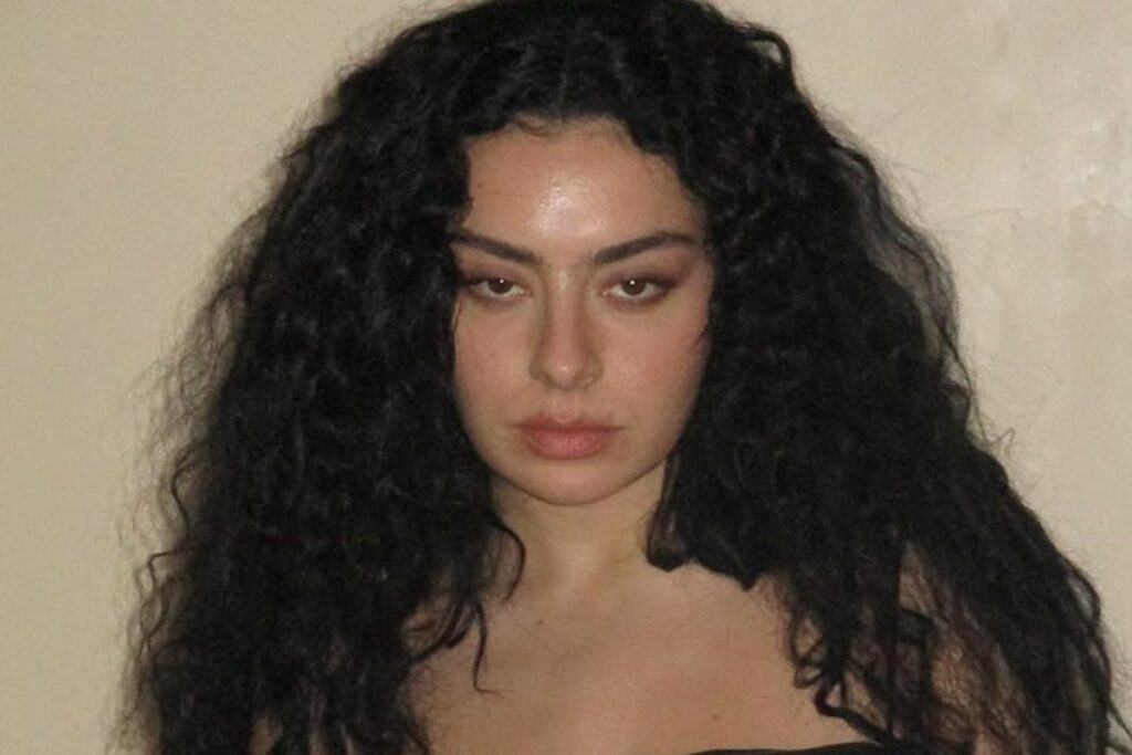 Karol G, Harry Styles y Charli XCX encabezan unos Grammy diseñados para romper generaciones