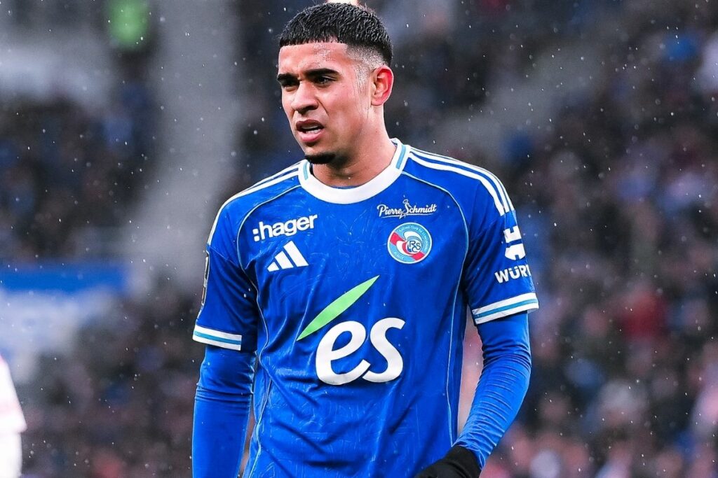 Kendry Páez, volante ecuatoriano, durante un partido de Racing de Estrasburgo.