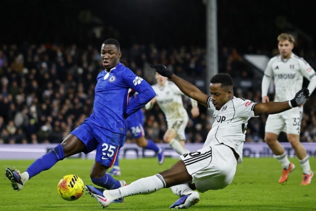 Moisés Caicedo (izq.) del Chelsea disputa un balón con un rival del Fulham.