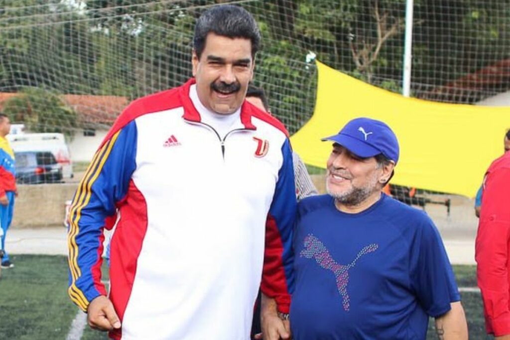 Nicolás Maduro (izq.), presidente de Venezuela, junto a Diego Maradona (+), leyenda del fútbol, en una visita del argentino a Venezuela.