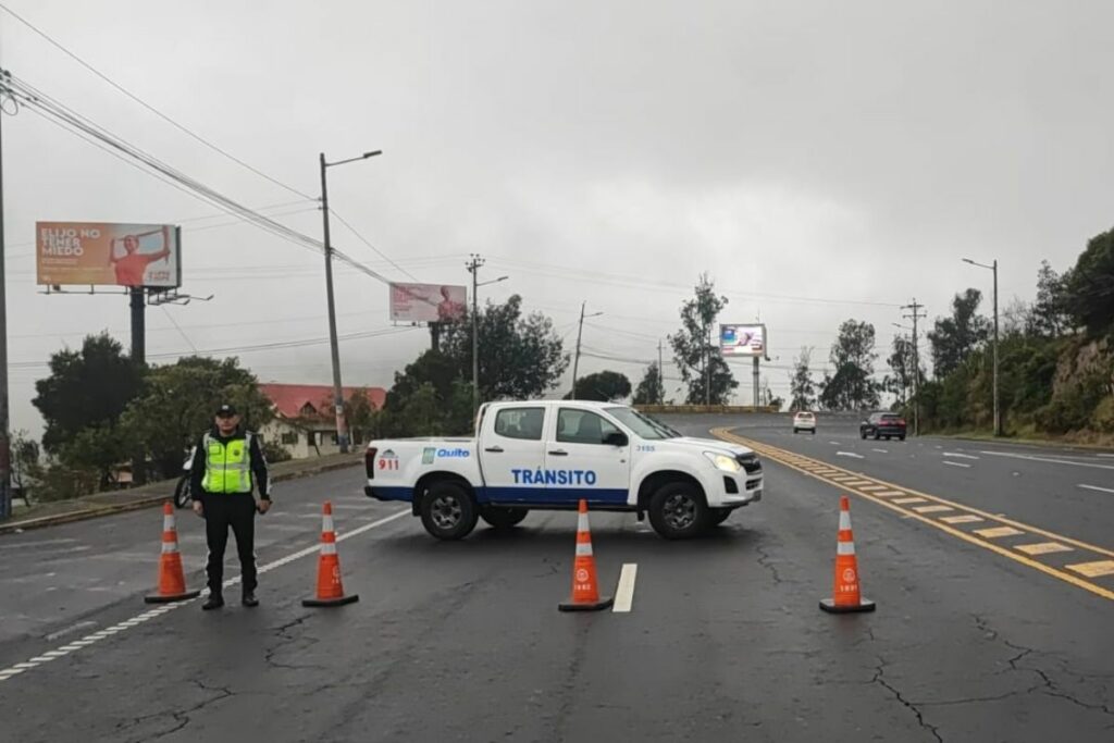La AMT gestiona el tránsito vehicular en Quito.