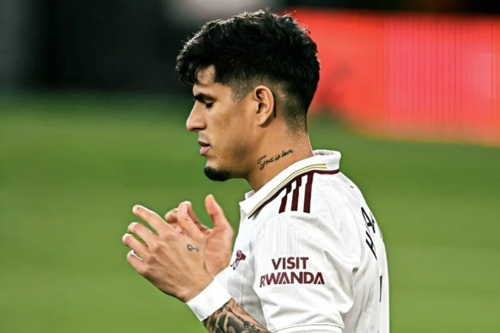 Piero Hincapié en un partido con el Arsenal antes de su lesión.