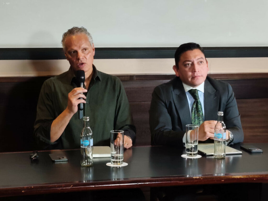 Esteban Paz (izq.), junto a David Meza, después de que se inhabilitase su candidatura a la FEF.