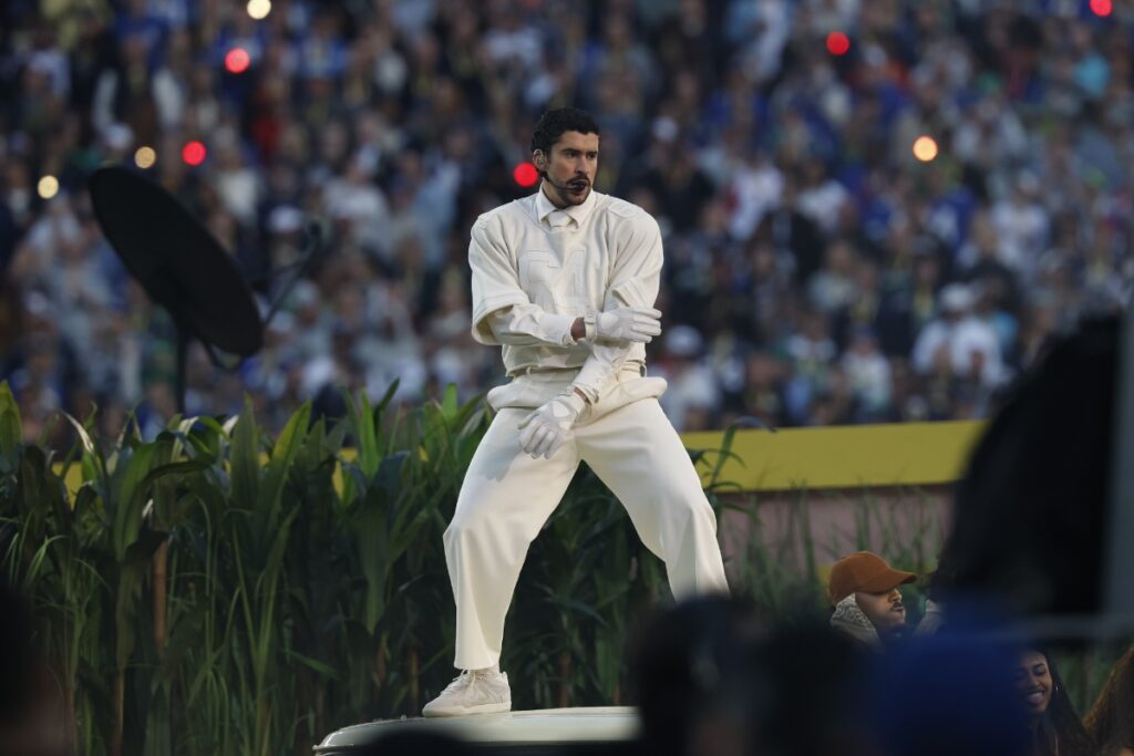 Bad Bunny durante su presentación en el medio tiempo del Super Bowl LX en Santa Clara.