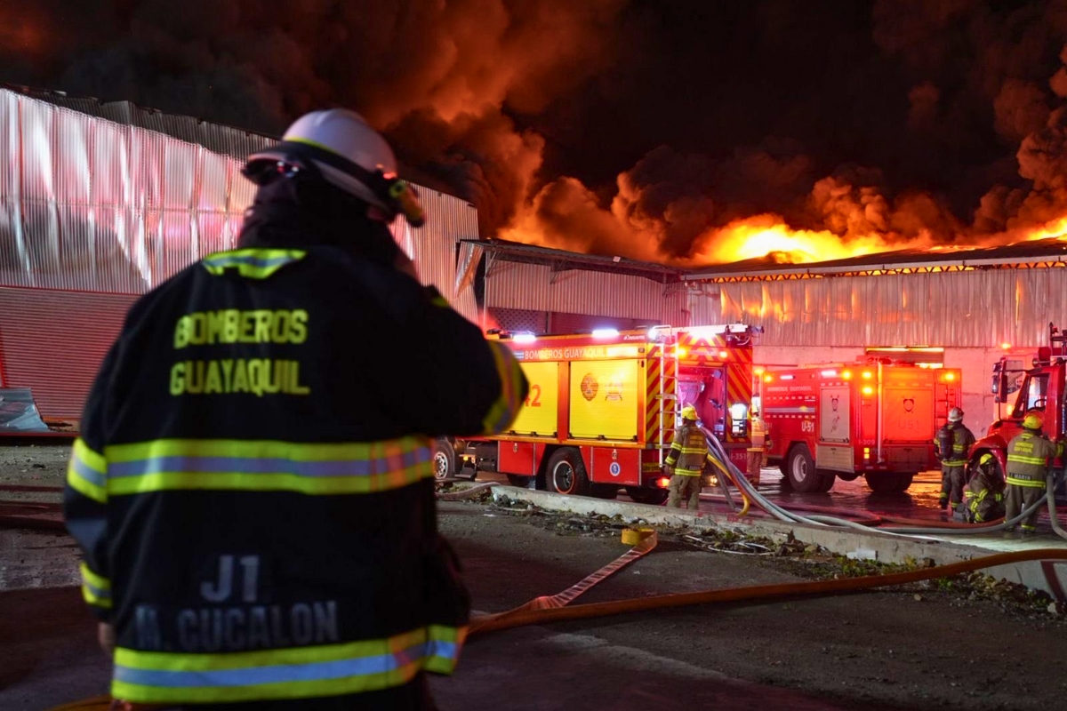 Incendio estructural en Guayaquil moviliza a más de 200 bomberos - El ...