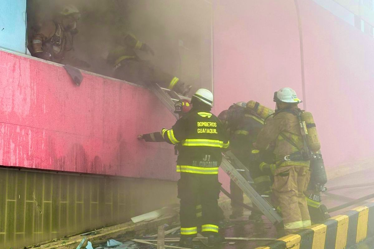 Incendio estructural alarma 3 en el centro de Guayaquil moviliza 23 ...