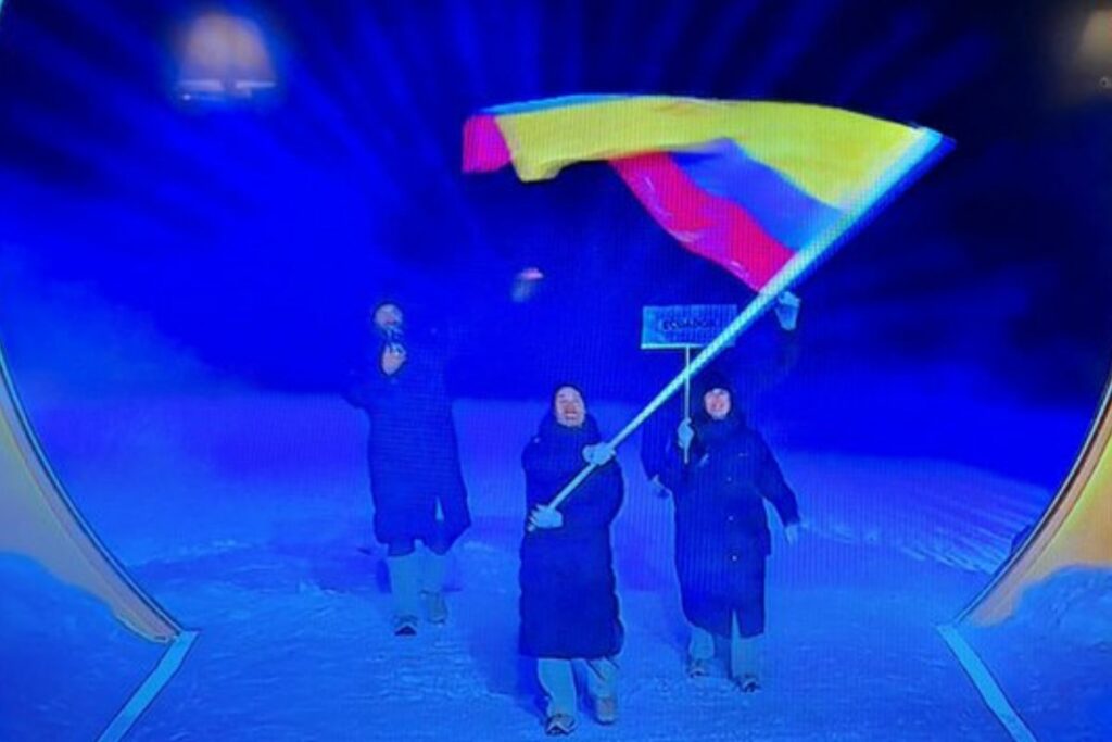Klaus Jungbluth lleva la bandera de Ecuador a la inauguración de los Juegos Olímpicos de Invierno