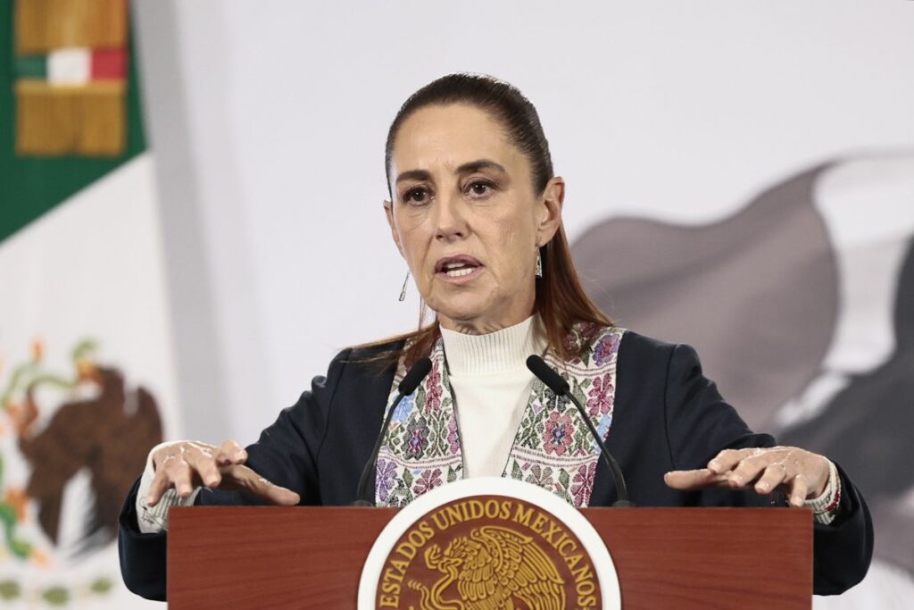 La presidenta de México, Claudia Sheinbaum, habla en una rueda de prensa este miércoles, en el Palacio Nacional de Ciudad de México