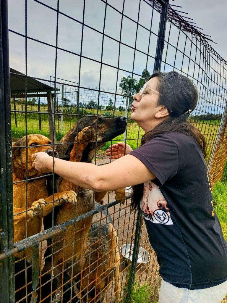 Andrea Torres, fundadora de Aulla Ecuador, junto a sus perritos. Foto: Cortesía