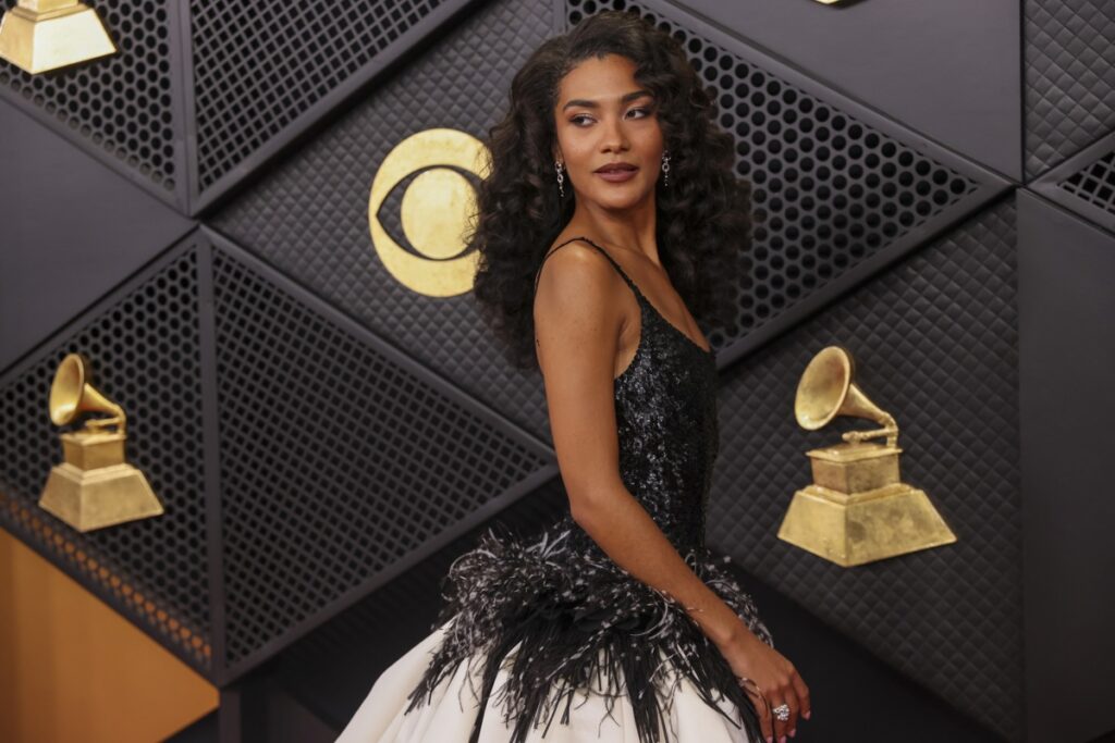 La cantante y compositora británica Olivia Dean recibió el Grammy 2026 a Artista Nuevo.