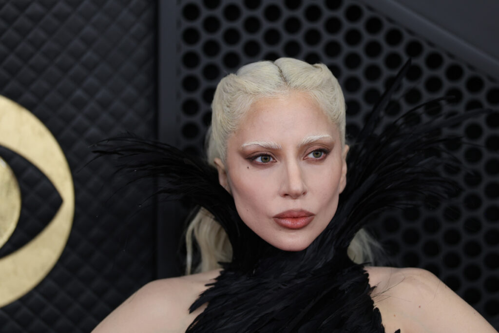 La cantante estadounidense Lady Gaga posa en la alfombra roja de la 68º edición de los premios Grammy