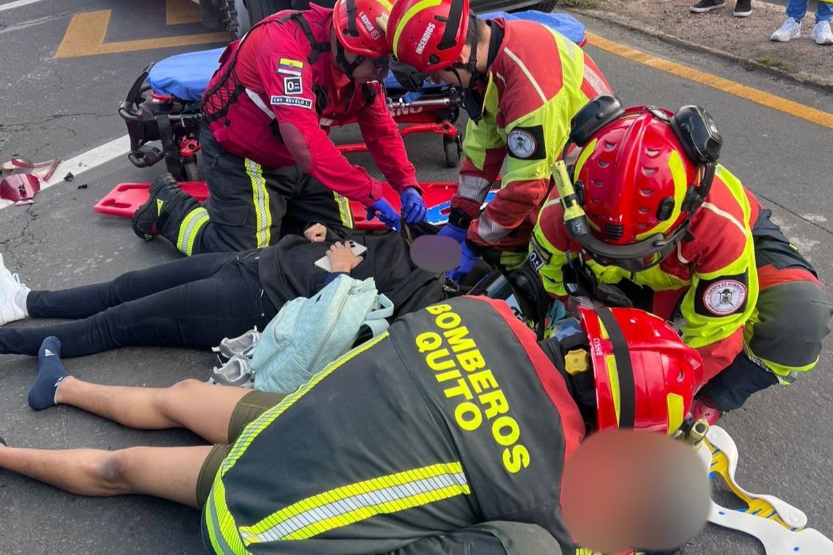 Choque entre bus de pasajeros y moto deja dos heridos en Carapungo ...