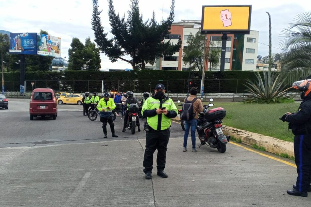 Agentes de tránsito vigilan el cumplimiento de las normativas en Quito.