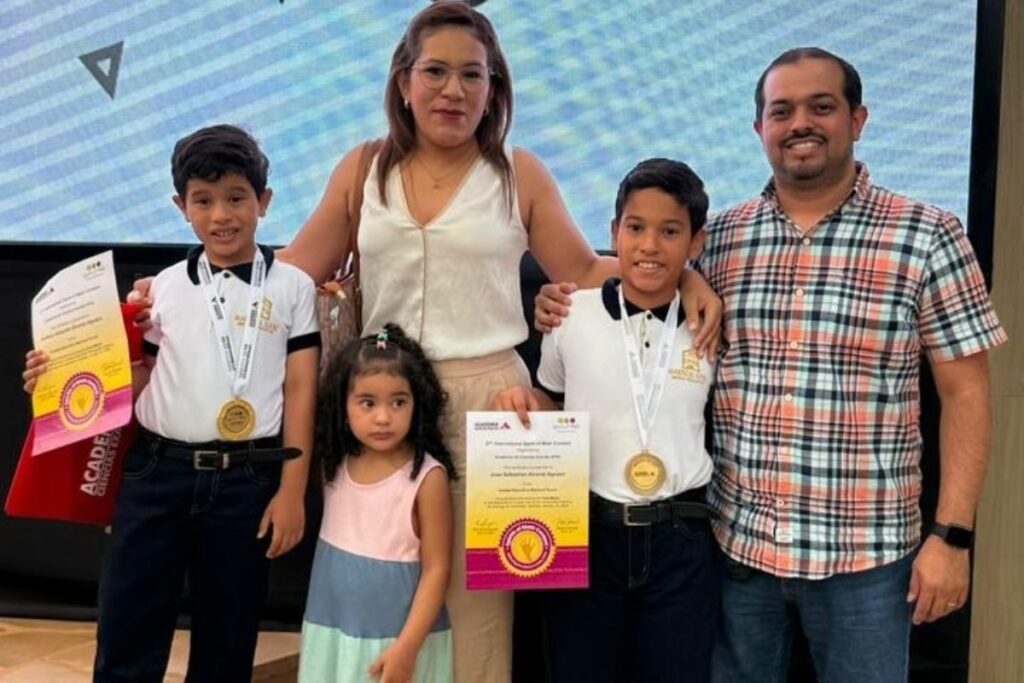 Joao y Joshua Álvarez junto con sus padres y hermana en la premiación del Spirit of Math Ecuador.