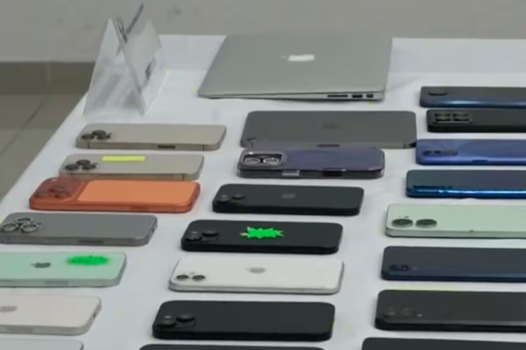 Una muestra de los celulares de alta gama que se encontraron en el techo de un local. Foto: Cortesía