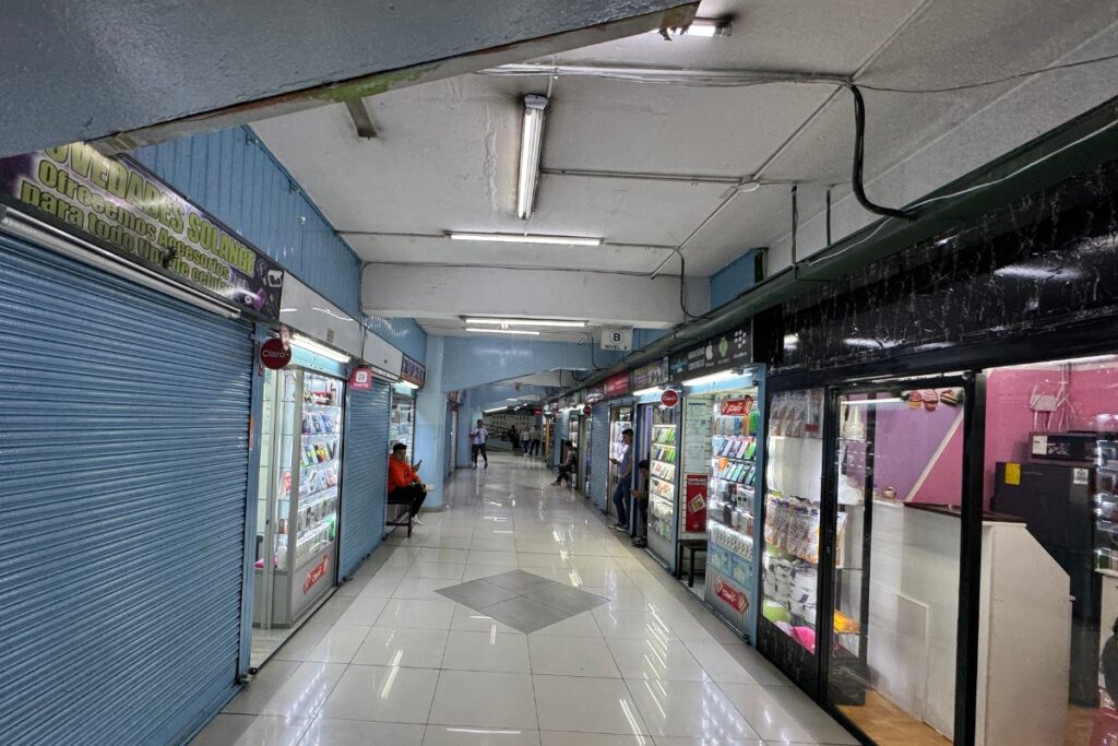 Propietarios de varios locales no abren durante el día porque salen a vender en las calles. Foto: Diego Pallero