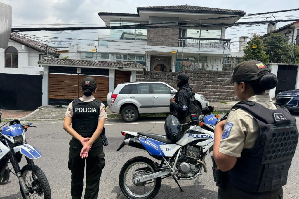 Cuatro uniformados resguardan la seguridad en los exteriores del Centro Cultural Ecuatoriano Iraní. Foto: Diego Pallero