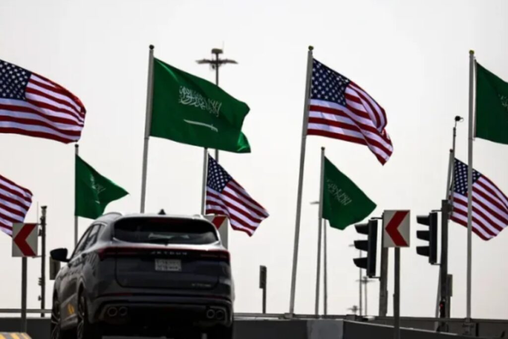 En una calle de Riad, capital de Arabia Saudí, en la que se ven banderas del país árabe y de Estados Unidos. Foto de archivo: EFE