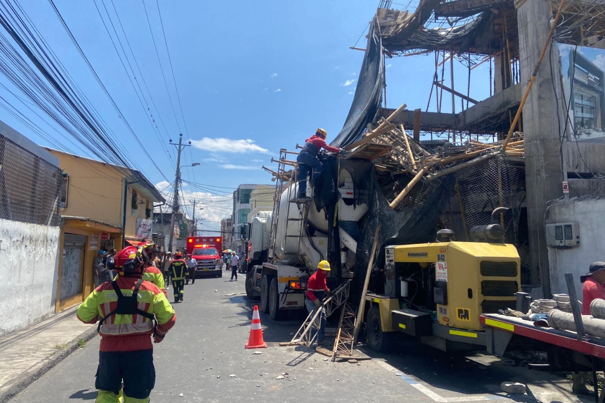 Bomberos de Quito informan sobre colapso de obra en Tumbaco, que deja obreros heridos