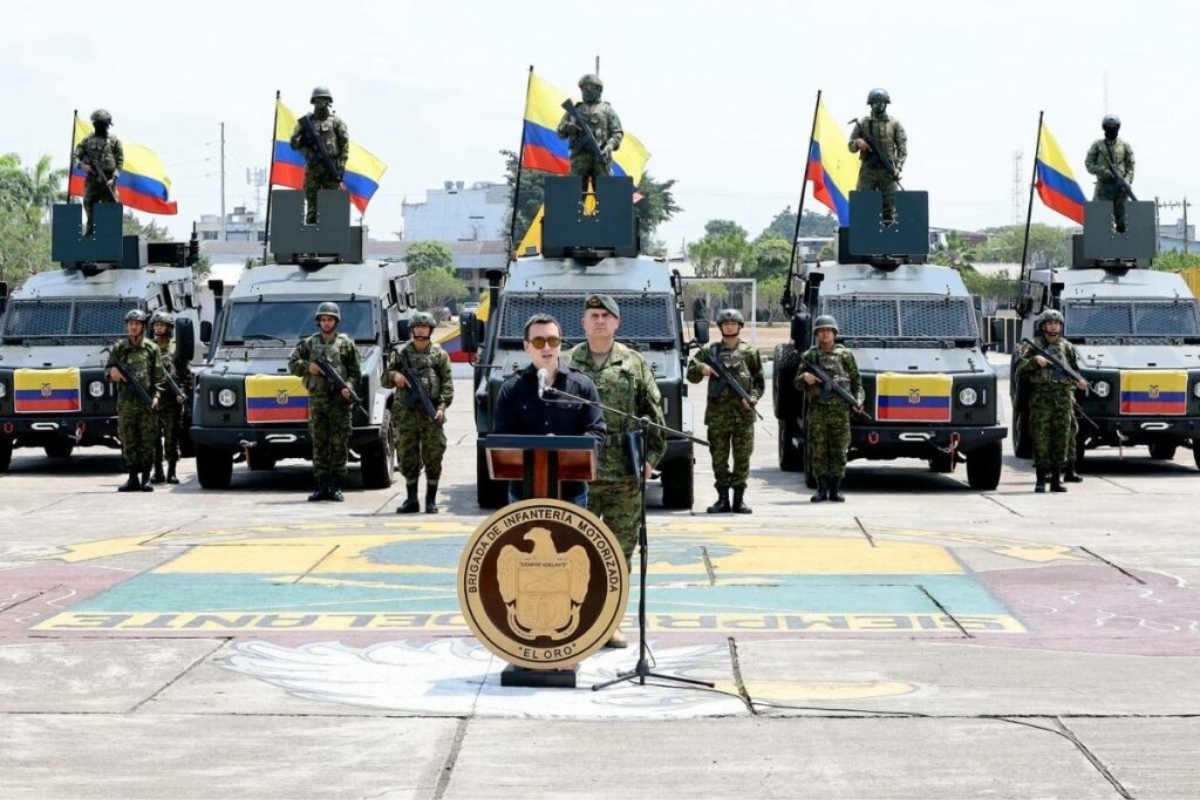Noboa dispone retiro de cinco altos mandos militares y activa renovación en FF.AA.