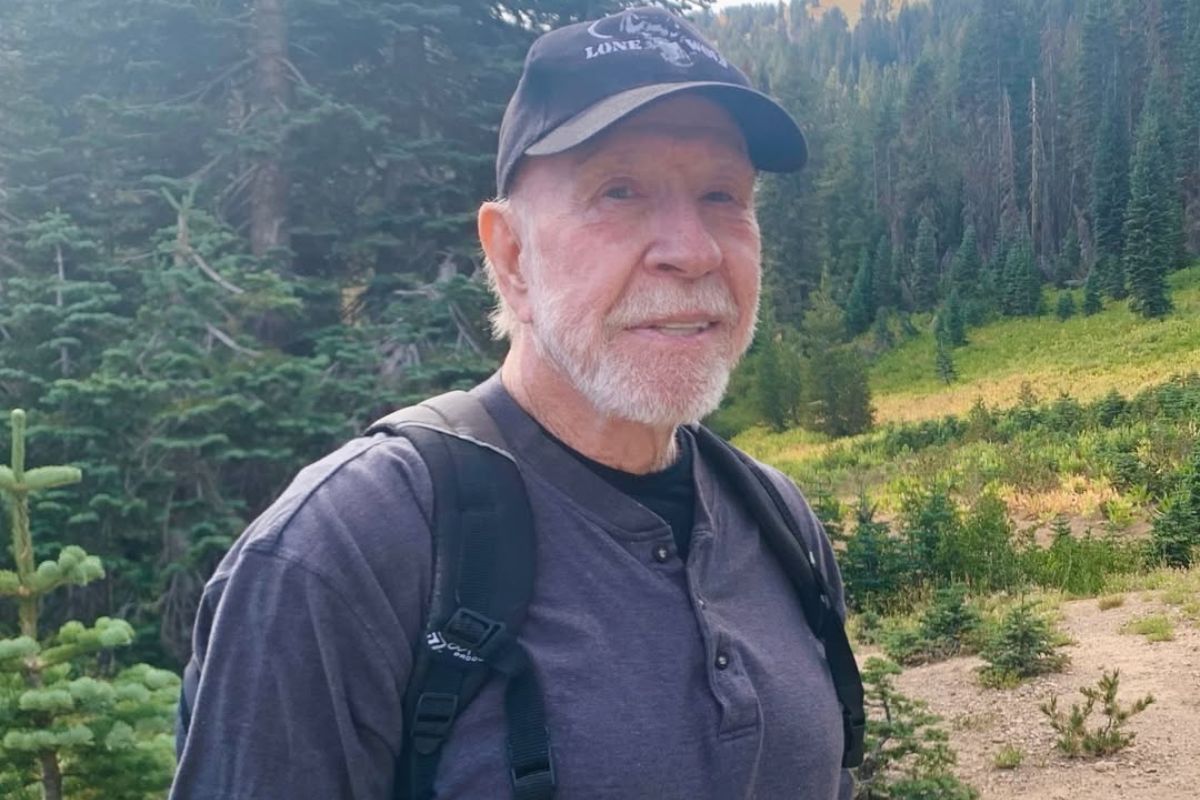 Antes de morir, Chuck Norris escaló un volcán de 3 000 metros en California