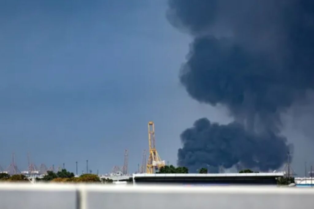 Una densa columna de humo se eleva sobre el puerto de Jebel Ali, en Dubai, tras ser alcanzado por los restos de un misil iraní interceptado, este 1 de marzo. Foto: EFE