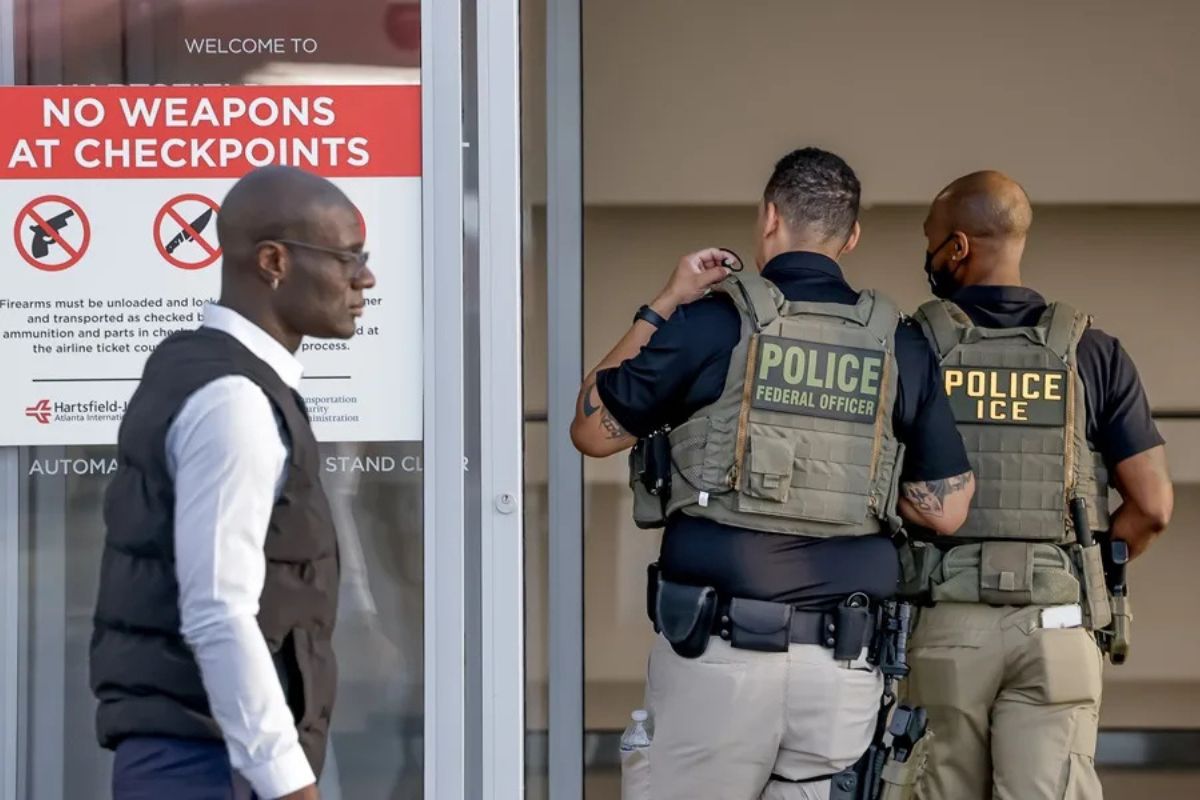 Agentes del ICE se despliegan en los aeropuertos JFK y Newark, en Nueva York
