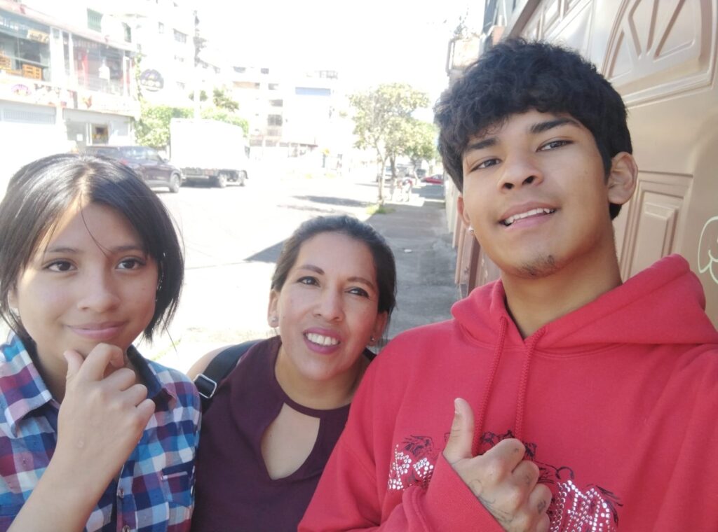 Ana Leines junto con sus dos hijos adolescentes. 