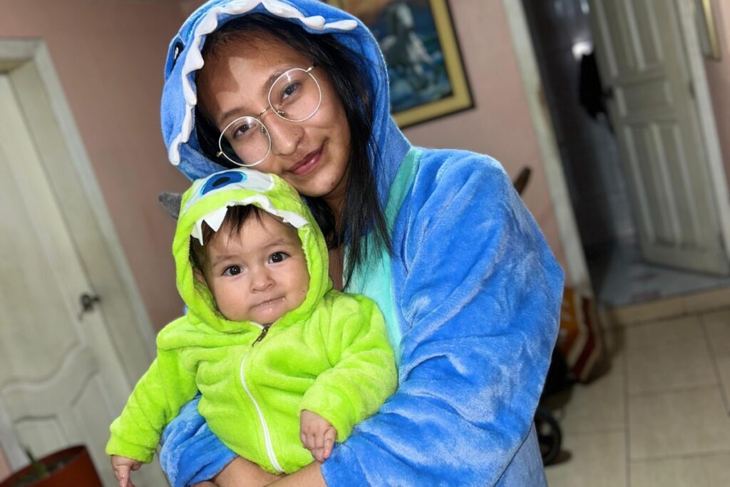 Los padres de Samantha le han enseñado poco a poco sobre el cuidado infantil. 