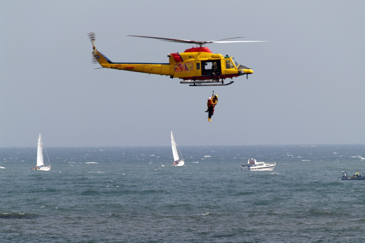 Armada de El Salvador rescata a 16 ecuatorianos que estaban a la deriva en altamar