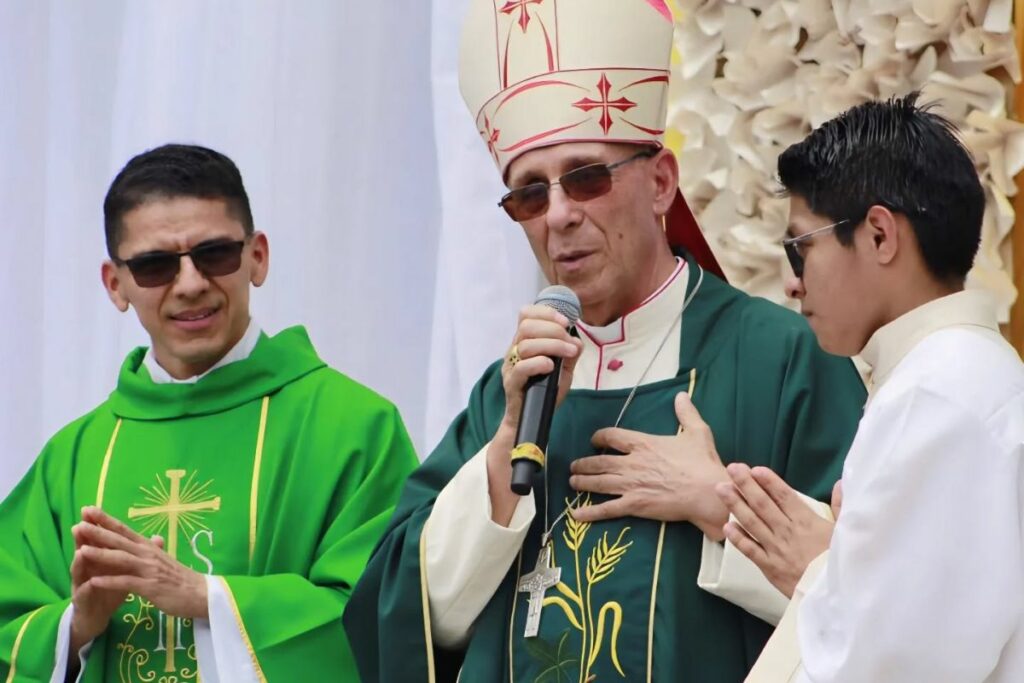 Pedro Anzoátegui (iz) fue ordenado como sacerdote en 2010.