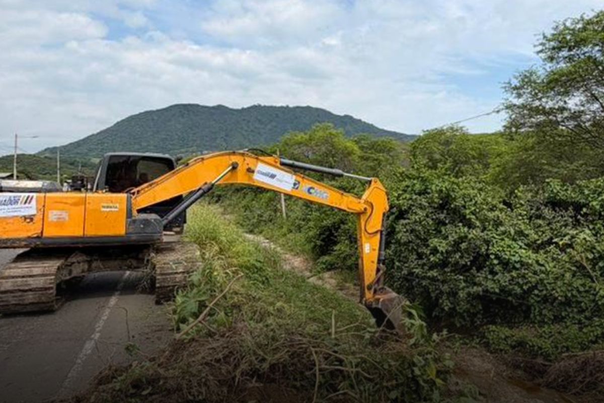 Gobierno ejecuta conservación de 21 km en la vía Portoviejo – Montecristi