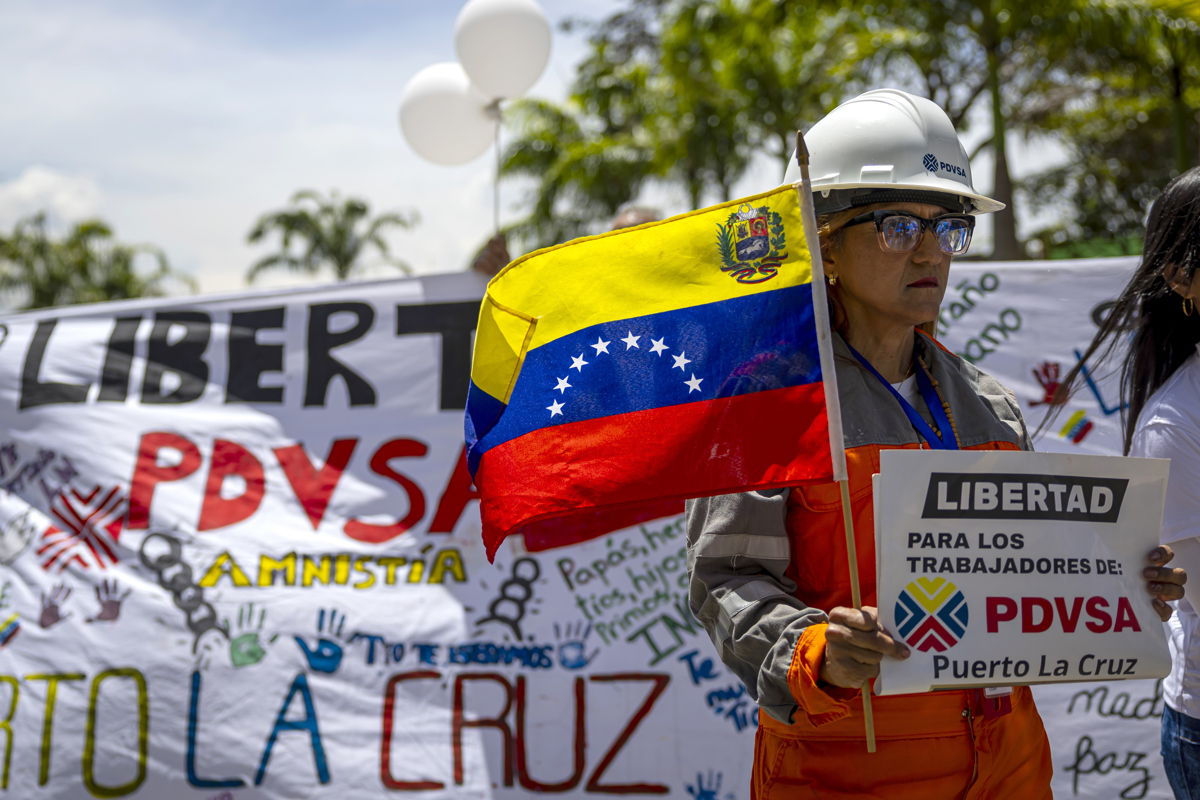 Trabajadores protestan por salarios y chavistas marchan en Caracas ...