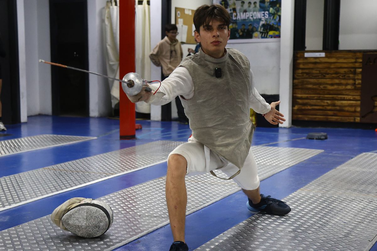 Tomás Aguinaga, el quiteño que llevó a Ecuador a la cima de la esgrima juvenil