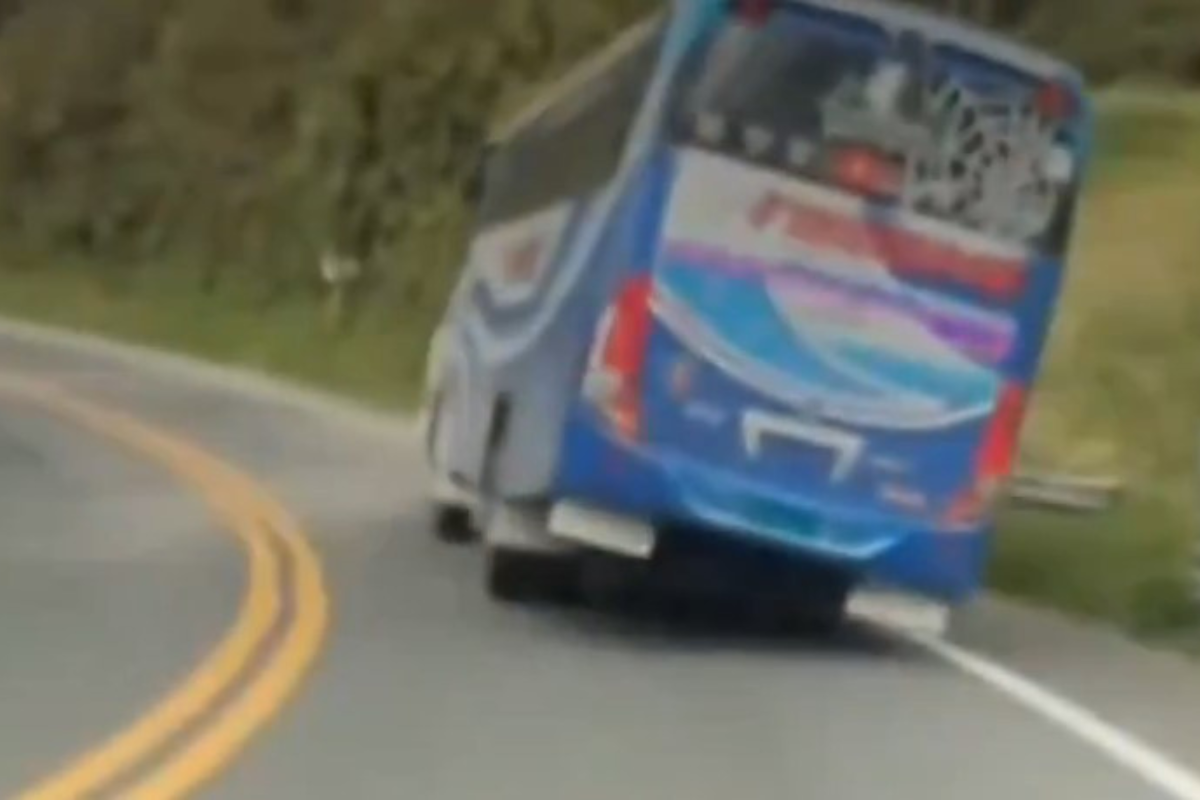 Video: un bus interprovincial casi termina en tragedia en Chimborazo